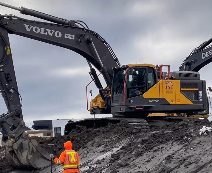 pelleteuse Volvo en train de creuser